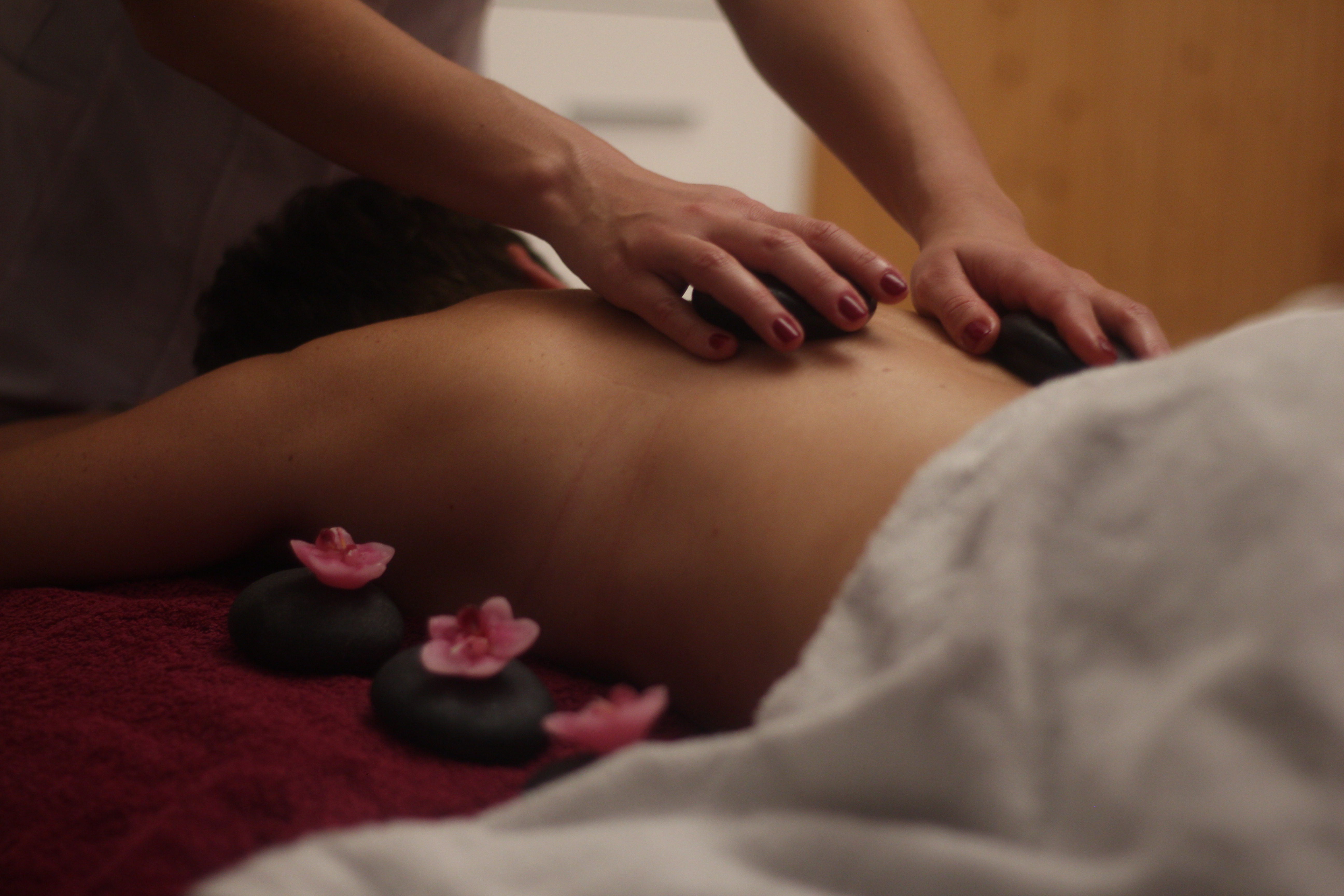 Massage aux pierres chaudes